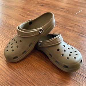🚗 SALE- Crocs Tan Brown Men’s 5 Women’s 7